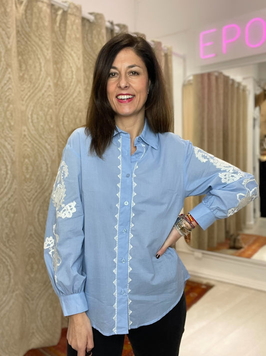 CAMISA MANGAS BORDADAS AZUL CIELO