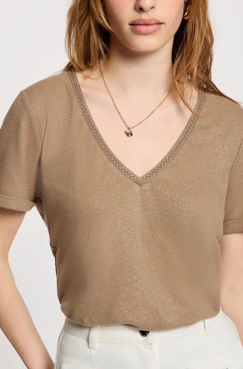 CAMISETA TOPO CUELLO PICO