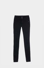 Pantalón negro.